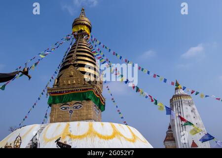 Swayambhunath, auch Monkey Temple genannt, liegt im Herzen von Kathmandu, Nepal und ist bereits von der UNESCO zum Weltkulturerbe erklärt worden Stockfoto