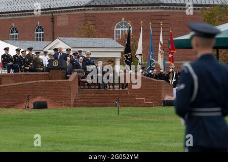 Reportage: Präsident Donald J. Trump spricht bei der Begrüßungszeremonie der Streitkräfte zu Ehren des neuen Vorsitzenden des Generalstabschefs der Armee, General Mark A. Milley, Joint Base Myer-Henderson Hall, Virginia, 30. September 2019. Stockfoto