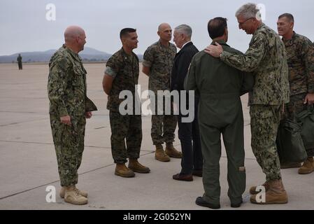 Der US-Verteidigungsminister James N. Mattis begrüßt den Kommandanten der Marine Corps Air Station Miramar, Marine Corps Col. Charles B. Dockery, bei der Ankunft in der Marine Corps Air Station, Miramar, Kalifornien, 3. September 2018. Mattis reiste nach Kalifornien, um das Training der Trägerstreikgruppe zu beobachten. Stockfoto