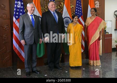 (Von links) US-Verteidigungsminister James N. Mattis, US-Außenminister Michael Pompeo, indische Außenministerin Sushma Swaraj und indische Verteidigungsministerin Nirmala Sitharaman posieren für die Kameras im Außenministerium Jawaharlal Nehru Bhawan, New Delhi, Indien, 6. September 2018. Mattis und Pompeo trafen sich mit ihren indischen Amtskollegen zum ersten US-indischen Ministerdialog, um ihr Engagement für eine verstärkte Partnerschaft zu bekräftigen. Stockfoto