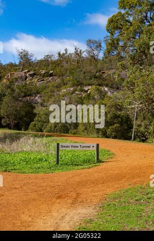 Der Swan View Tunnel im John Forrest National Park wurde 1896 als Teil der Ausrichtung der Ostbahn für den Eisenbahnverkehr geöffnet und 1966 geschlossen. Stockfoto