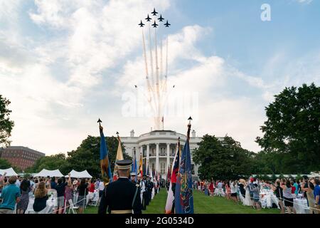 Die United States Air Force Thunderbirds und die United States Navy Blue Angels führen einen Überflug während des Salute to America Events 2020 am Samstag, dem 4. Juli 2020, auf dem South Lawn des Weißen Hauses durch Stockfoto