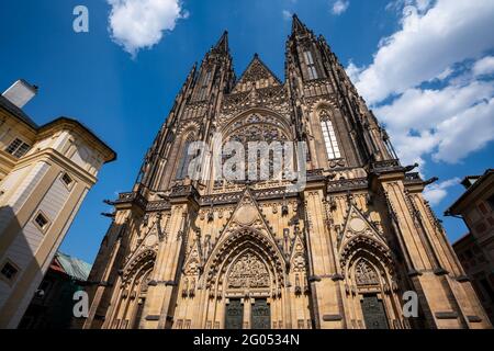 Kardinal Dominik Duka führt Außenminister Mike Pompeo am 12. August 2020 durch die St.-Veits-Kathedrale in Prag, Tschechien. Stockfoto