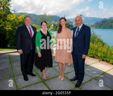 Staatssekretär Michael R. Pompeo und Frau Susan Pompeo überblicken den Bleder See mit dem slowenischen Premierminister Janez Jansa und seiner Frau Urška Bačovnik Janša am 13. August 2020 Stockfoto