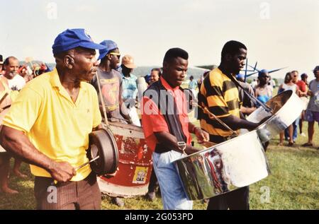 1990er Trinidad und Tobago - jährliches Hertiage Festival in Tobago, Trommler in jährlicher Oldtimer-Karnevalsparade ca. 1995 Stockfoto