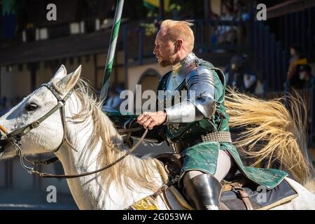 Turnier-Konkurrent des Georgia Renaissance Festival, der während der Spiele in Fairburn (Metro Atlanta), Georgia, ein weißes Pferd reitet. (USA) Stockfoto