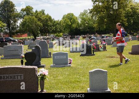 Grove, Usa. Mai 2021. Ray Pack sucht am Memorial Day nach Gräbern verschiedener Freunde und Familienmitglieder. Ray Pack, 67, aus Grove City besucht am Memorial Day mehrere Gräber seiner Familie und Freunde. Pack diente nie beim Militär, aber er und ein Freund haben sich zusammen angemeldet. Pack durfte nicht ins Militär, aber der Freund, mit dem er sich einschloss, war und mehrere Mitglieder seiner unmittelbaren Familie waren auch Mitglieder des Militärdienstes, einschließlich seines Onkels, Bruders und Vaters. Kredit: SOPA Images Limited/Alamy Live Nachrichten Stockfoto