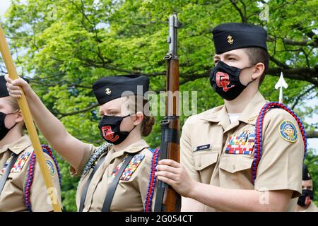 Grove, Usa. Mai 2021. Die Mitglieder des Marine Junior Reserve Officers Training Corps stehen bereit, während sie am Memorial Day Service auf dem Grove City Cemetery teilnehmen. Die American Legion Paschall Post 164 und Veterans of Foreign war 8198 veranstaltet den Memorial Day-Gottesdienst auf dem Grove City Cemetery. Kredit: SOPA Images Limited/Alamy Live Nachrichten Stockfoto