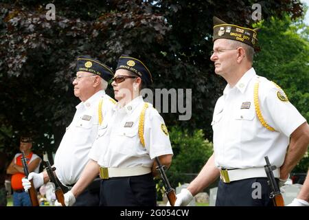 Grove, Usa. Mai 2021. Mitglieder der Ehrengarde der Stadt Grove stehen mit Waffen zur Ehre der gefallenen Soldaten. Die American Legion Paschall Post 164 und Veterans of Foreign war 8198 veranstaltet den Memorial Day-Gottesdienst auf dem Grove City Cemetery. Kredit: SOPA Images Limited/Alamy Live Nachrichten Stockfoto
