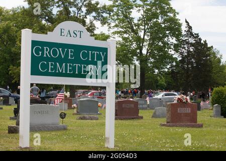 Grove, Usa. Mai 2021. Schild für den Grove City Cemetery mit dem Dienst im Hintergrund. Die American Legion Paschall Post 164 und Veterans of Foreign war 8198 veranstaltet den Memorial Day-Gottesdienst auf dem Grove City Cemetery. Kredit: SOPA Images Limited/Alamy Live Nachrichten Stockfoto