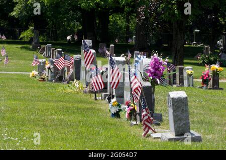 Grove, Usa. Mai 2021. Veteranengräber, die am Memorial Day auf dem Grove City Cemetery mit American Flags ausgestellt wurden. Die American Legion Paschall Post 164 und Veterans of Foreign war 8198 veranstaltet den Memorial Day-Gottesdienst auf dem Grove City Cemetery. Kredit: SOPA Images Limited/Alamy Live Nachrichten Stockfoto