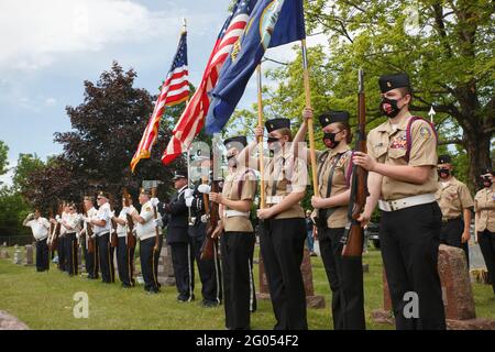 Grove, Usa. Mai 2021. Navy Junior Reserve Officers Training Corps und Ehrengarde Mitglieder nehmen an einem Memorial Day Service auf dem Grove City Cemetery Teil. Die American Legion Paschall Post 164 und Veterans of Foreign war 8198 veranstaltet den Memorial Day-Gottesdienst auf dem Grove City Cemetery. Kredit: SOPA Images Limited/Alamy Live Nachrichten Stockfoto