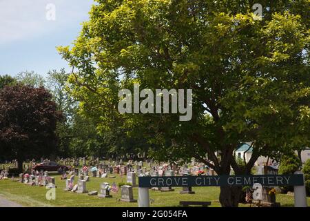 Grove, Usa. Mai 2021. Der Eingang zum Grove City Cemetery am Memorial Day. Die American Legion Paschall Post 164 und Veterans of Foreign war 8198 veranstaltet den Memorial Day-Gottesdienst auf dem Grove City Cemetery. Kredit: SOPA Images Limited/Alamy Live Nachrichten Stockfoto