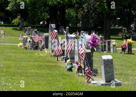Grove, Usa. Mai 2021. Veteranengräber, die am Memorial Day auf dem Grove City Cemetery mit American Flags ausgestellt wurden. Die American Legion Paschall Post 164 und Veterans of Foreign war 8198 veranstaltet den Memorial Day-Gottesdienst auf dem Grove City Cemetery. (Foto von Stephen Zenner/SOPA Images/Sipa USA) Quelle: SIPA USA/Alamy Live News Stockfoto