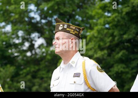 Grove, Usa. Mai 2021. Mitglied der Ehrenwache der Stadt Grove steht für den Memorial Day Service bereit. Die American Legion Paschall Post 164 und Veterans of Foreign war 8198 veranstaltet den Memorial Day-Gottesdienst auf dem Grove City Cemetery. (Foto von Stephen Zenner/SOPA Images/Sipa USA) Quelle: SIPA USA/Alamy Live News Stockfoto