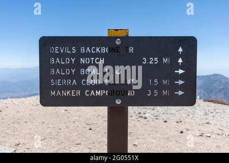 Mt Baldy, Kalifornien, USA - 23. Mai 2021: Blick auf das Devils Backbone Trail Schild auf dem Gipfel des Mt Baldy in den San Gabriel Mountains. Stockfoto