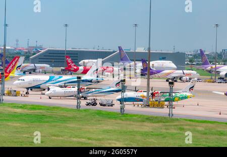 SAMUT PRAKAN, THAILAND-15. MAI 2021 : Frachtflugzeuge auf dem Flugplatz in der Nähe des AOT-Bürogebäudes geparkt. Frachtflugzeug von Vietjet Air, Bangkok Stockfoto