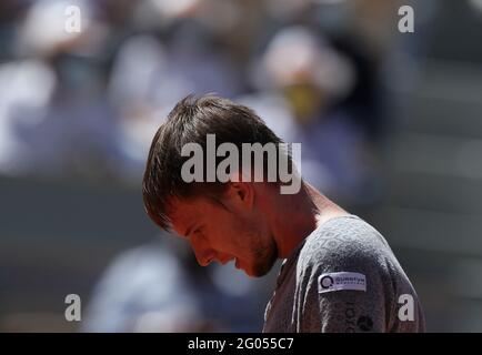 Paris, Frankreich. Mai 2021. Alexander Bublik aus Kasachstan reagiert beim ersten Spiel der Männer gegen Daniil Medwedew aus Russland beim French Open-Tennisturnier in Roland Garros in Paris, Frankreich, 31. Mai 2021. Kredit: Gao Jing/Xinhua/Alamy Live Nachrichten Stockfoto