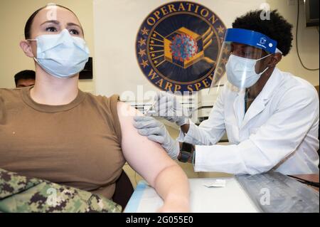 Der Kleinoffizier der Marine, Blythe Turney der 2. Klasse, ein Krankenhauspitalist am Walter Reed National Military Medical Center, erhält eine COVID-19-Impfung, Walter Reed National Military Medical Center, Bethesda, MD., 14. Dezember 2020. Stockfoto