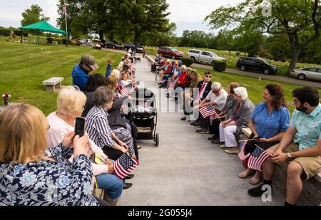 Bloomington, Usa. Mai 2021. Veteranen, Familienmitglieder von Veteranen und Gemeindemitglieder warten auf den Beginn der Gedenkfeierlichkeiten in den Valhalla Memory Gardens. Es wurde eine Gedenkfeiertag-Zeremonie abgehalten, um an diejenigen zu erinnern, die im Dienste der US-Streitkräfte gestorben sind. Die Zeremonie wurde nach einem Jahr frei wegen der Covid-19-Pandemie abgehalten. Die meisten Amerikaner sind nicht vom Militärdienst betroffen, da weniger als 1 Prozent der Amerikaner im Militär Dienst. (Foto von Jeremy Hogan/SOPA Images/Sipa USA) Quelle: SIPA USA/Alamy Live News Stockfoto