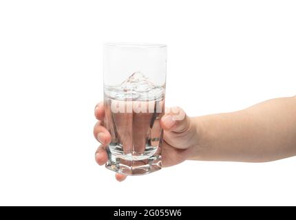 Männlicher Hand hält Glasbecher. Isoliert auf weißem Hintergrund. Stockfoto
