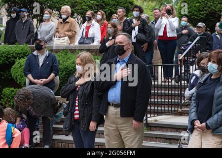 New York, Usa. Mai 2021. Die Menschen beobachten das Verfahren bei der Gedenkfeier zum American Legion Boulevard Gardens 2021 Memorial Day im Stadtteil Queens von New York City. Memorial Day ist ein Bundesfeiertag, an dem Militärpersonal geehrt wird, das bei der Erfüllung seiner Militäraufgaben ums Leben gekommen ist. Kredit: SOPA Images Limited/Alamy Live Nachrichten Stockfoto