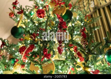 Weihnachtsschmuck schmückt einen Baum im Staatlichen Speisesaal des Weißen Hauses am Sonntag, den 1. Dezember 2019, während einer Überprüfung der Dekorationen durch First Lady Melania Trump Stockfoto