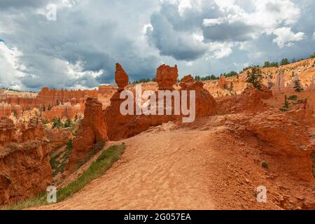 Dramatische Gewitterwolken über den Sandstein-Hoodoos, Bryce Canyon Nationalpark, Utah, USA. Stockfoto