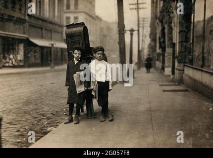 Zwei 7-jährige Nashville-Neulinge, profane und schlau, verkaufen am Sonntag. Ort: Nashville, Tennessee, November 1910 Stockfoto