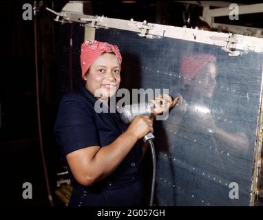 In Vultee-Nashville führt eine Frau eine Handübung durch und arbeitet an einem „Vengeance“-Tauchbomber, Tennessee, Februar 1943 Stockfoto