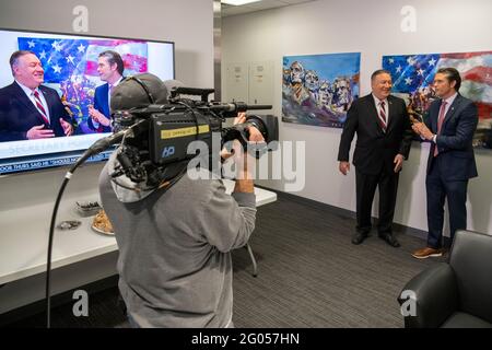 Außenminister Michael R. Pompeo nimmt am 6. März 2020 an einem Interview mit Fox and Friends in New York, New York, Teil. Stockfoto