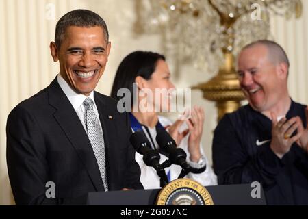 Berichtet: Präsident Barack Obama lacht bei einer Veranstaltung im Weißen Haus zu Ehren der US-Athleten der Olympischen und Paralympischen Winterspiele 2014 in Washington, D.C., 3. April 2014. Abgebildet mit Obama sind Julie Chu und (ganz rechts) Jon Lujan. Stockfoto