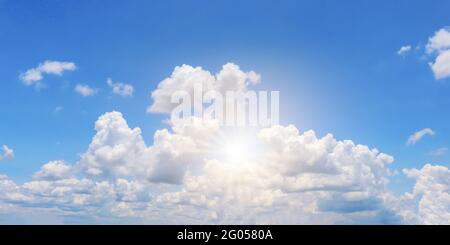 Cumulus weiße Wolken schweben in blauem Himmel, Konzept für Design, um Tapete zu machen. Stockfoto