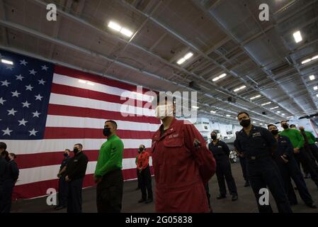 Berichtet: Seeleute nehmen an der Allmacht Teil, die Verteidigungsminister Mark T. Esper auf dem nuklearen Flugzeugträger USS Carl Vinson der Nimitz-Klasse im Pazifischen Ozean am 17. September 2020 durchgeführt hat. Stockfoto