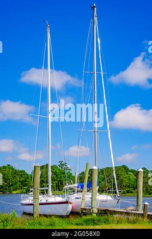 Die Boote werden am 27. Mai 2021 am Bon Secour River in Bon Secour, Alabama, angedockt. Stockfoto