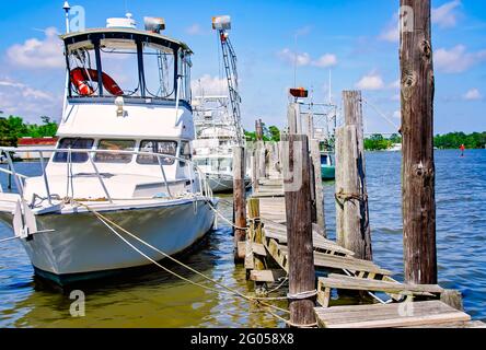 Die Boote werden am 27. Mai 2021 an einem beschädigten Pier am Bon Secour River in Bon Secour, Alabama, angedockt. Stockfoto