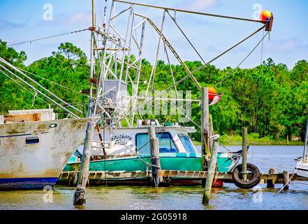 Garnelenboote werden am Bon Secour River, 27. Mai 2021, in Bon Secour, Alabama, angedockt. Stockfoto