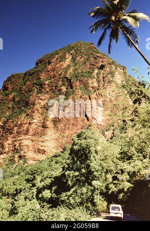 1990er St. Lucia (Ostkaribische Karibik) - Gros Piton von der Jalousie Ca. 1998 Stockfoto