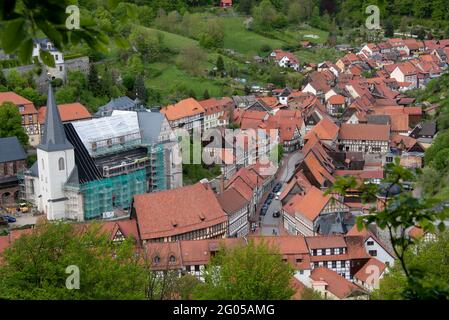 Stolberg, Deutschland. Mai 2021. Blick von der Luthereiche auf die Fachwerkhäuser von Stolberg. Die Burg selbst steht über der Altstadt. Mit seinen Schlossgärten ist es Teil des Netzwerks 'Gartenträume - Historische Parks in Sachsen-Anhalt'. Das Schloss war bis 1945 Sitz der Adelsfamilie der von Stolbergs. Quelle: Stephan Schulz/dpa-Zentralbild/ZB/dpa/Alamy Live News Stockfoto