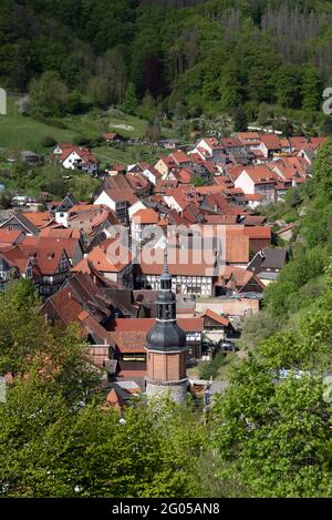 Stolberg, Deutschland. Mai 2021. Blick von der Luthereiche auf die Fachwerkhäuser von Stolberg. Die Burg selbst steht über der Altstadt. Mit seinen Schlossgärten ist es Teil des Netzwerks 'Gartenträume - Historische Parks in Sachsen-Anhalt'. Das Schloss war bis 1945 Sitz der Adelsfamilie der von Stolbergs. Quelle: Stephan Schulz/dpa-Zentralbild/ZB/dpa/Alamy Live News Stockfoto