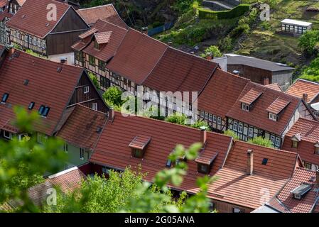 Stolberg, Deutschland. Mai 2021. Vom Schlossberg öffnet sich der Blick auf die Fachwerkhäuser von Stolberg. Die Burg selbst steht über der Altstadt. Mit seinen Schlossgärten ist es Teil des Netzwerks 'Gartenträume - Historische Parks in Sachsen-Anhalt'. Das Schloss war bis 1945 Sitz der Adelsfamilie der von Stolbergs. Quelle: Stephan Schulz/dpa-Zentralbild/ZB/dpa/Alamy Live News Stockfoto