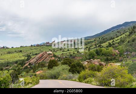 Malerische Frühlingslandschaft im Red Rocks Park in der Nähe der Stadt Morrison, Colorado Stockfoto