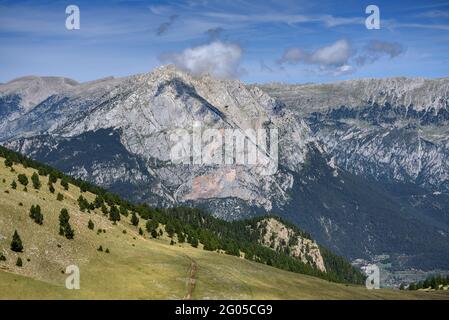 Das Pedraforca-Massiv und die Südwand der Cadí von der Serra d'Ensija (Berguedà, Katalonien, Spanien, Pyrenäen) aus gesehen Stockfoto