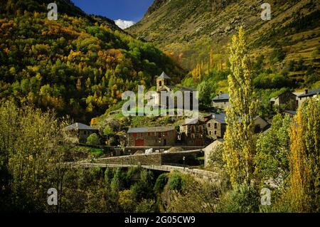 Kirche Sant Vicenç de Cabdella im Herbst (Vall Fosca, Katalonien, Spanien, Pyrenäen) ESP: Iglesia de Sant Vicenç de Cabdella en otoño (Vall Fosca) Stockfoto