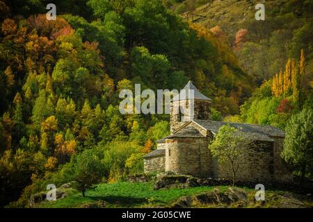 Kirche Sant Vicenç de Cabdella im Herbst (Vall Fosca, Katalonien, Spanien, Pyrenäen) ESP: Iglesia de Sant Vicenç de Cabdella en otoño (Vall Fosca) Stockfoto