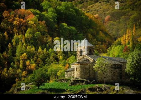 Kirche Sant Vicenç de Cabdella im Herbst (Vall Fosca, Katalonien, Spanien, Pyrenäen) ESP: Iglesia de Sant Vicenç de Cabdella en otoño (Vall Fosca) Stockfoto