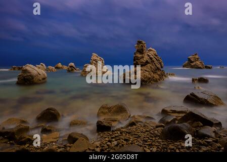 Die Felsen von Cala dels Frares kleine Bucht in einer bewölkten Nacht in Lloret de Mar (Costa Brava, Girona, Katalonien, Spanien) Stockfoto