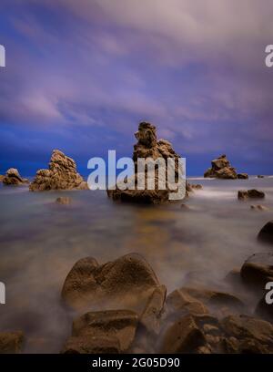 Die Felsen von Cala dels Frares kleine Bucht in einer bewölkten Nacht in Lloret de Mar (Costa Brava, Girona, Katalonien, Spanien) Stockfoto