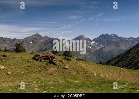 Blick vom Aixeus-See, der im Sommer auf den Monteixo-Gipfel führt. Im Hintergrund der Berg Pica d'Estads und seine Umgebung (Pyrenäen) Stockfoto