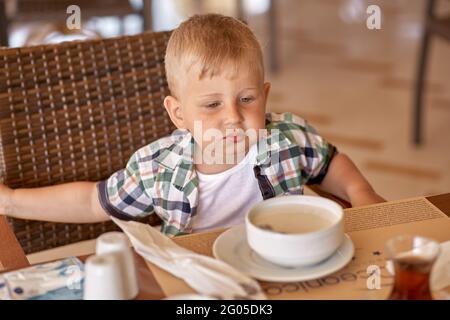 Kemer, Türkei - Mai, 21: Süßes kaukasisches Kleinkind in einem Restaurant beim Frühstück. Selektiver Fokus Stockfoto